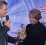 Дмитрий Раскопин вручает премию Марине Игнатушко (Фото: НИА Нижний Новгород) - НИА Нижний Новгород