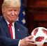 Путин подарил Трампу футбольный мяч со встроенным чипом - vGorodeN.Ru