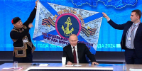 Путин развернул копию боевого знамени, которое ему подарили бойцы 155-й бригады морпехоты ТОФ - Нижегородская правда