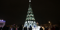 Главную городскую елку открыли в Дзержинске накануне Нового года - Время Н