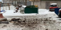 Часть фасада дома обрушилась на автомобили в центре Нижнего Новгорода - фото 1 - vGorodeN.Ru