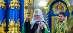 31 июля. Святейший Патриарх Кирилл благословляет молящихся крестом после Божественной литургии в Успенском соборе Саровской пустыни (фото Александра Чурбанова)