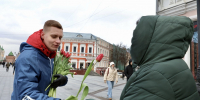 "Дарите женщинам цветы": в Нижнем Новгороде прошла весенняя праздничная акция - НИА Нижний Новгород