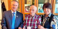 Андрей Тарасов вручил юбилейную награду - медаль «80 лет Победы в Великой Отечественной войне 1941-45 гг.» участнику войны Ивану Кузьмичёву - Законодательное Собрание