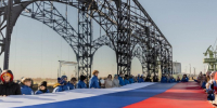 500 нижегородцев развернули на Стрелке стометровый российский триколор в честь годовщины воссоединения Крыма с Россией - НТА-Приволжье