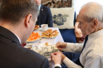 Андрей Гнеушев вручил ветерану Василию Яковлевичу Курицыну медаль и диплом «Почетный гражданин Нижегородской области»