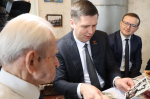 Андрей Гнеушев вручил ветерану Василию Яковлевичу Курицыну медаль и диплом «Почетный гражданин Нижегородской области»