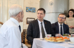 Андрей Гнеушев вручил ветерану Василию Яковлевичу Курицыну медаль и диплом «Почетный гражданин Нижегородской области»