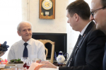 Андрей Гнеушев вручил ветерану Василию Яковлевичу Курицыну медаль и диплом «Почетный гражданин Нижегородской области»