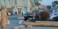 Водитель вылетел на тротуар на Нижне-Волжской набережной - фото 1 - vGorodeN.Ru