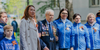 Торжественные шествия возле домов участников Великой Отечественной войны проходят в Нижегородской области в рамках всероссийской акции «Парад у дома ветерана». Поздравления в таком формате организовали для фронтовиков активисты регионального отделения Всероссийского общественного движения «Волонтёры Победы» совместно с военным оркестром Богородского соединения Приволжского округа войск национальной гвардии Российской Федерации.           Одними из первых персональные парады в своих дворах принимали участники Великой Отечественной войны Евгений Иванович Макаров и Николай Федорович Шишкин.  Для них в исполнении военного оркестра прозвучали песни военных лет, среди которых — всем знакомые «Салют Москвы», «На безымянной высоте» и, конечно, легендарная композиция «День Победы». Ветеранам вручили цветы и подарочные наборы.           Завершились праздничные парады выступлением воспитанников Центра военно-патриотического воспитания имени Максима Настина, которые строем прошагали перед ветеранами.           Вместе с волонтёрами Победы в чествовании ветеранов приняла участие министр молодёжной политики Нижегородской области Светлана Ануфриева.           «Традиционно множество праздничных мероприятий в Нижегородской области в преддверии празднования Великой Победы проходит вместе с молодёжью, а часто и по её инициативе. Вместе мы поздравляем наших дорогих ветеранов, дарим им настоящий праздник и дорожим этими ценными моментами знакомства и общения с героями, которые дают важные советы и наставления ребятам»,  — прокомментировала Светлана Ануфриева.           «Команда волонтёров Победы, как всегда, подготовила самые разные форматы поздравлений с 9 Мая. Мы счастливы быть с ветеранами в эти праздничные дни. Низкий поклон поколению победителей! Мы сделаем всё, чтобы сохранить и передать историческую память о великом подвиге героев следующим поколениям. И сделаем всё возможное, чтобы эта связь не прерывалась», — сказала руководитель НРО ВОД «Волонтёры Победы» Мария Самоделкина.           Всего в Нижегородской области добровольцы организуют парады для 12 ветеранов, в том числе в Нижнем Новгороде, Дзержинске, Кстове, городе Бор.           Подать заявку на поздравление ветеранов можно по телефону: (831) 410-81-10. Также по горячей линии нижегородского отделения «Волонтёров Победы» можно подать заявку на благоустройство палисадников у дома ветеранов и на увековечивание истории героя вашей семьи в формате граффити в рамках регионального проекта «Образ Победы». - Правительство Нижегородской области