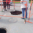 Провалившийся в яму автобус эвакуировали в парк в Нижнем Новгороде - фото 1 - vGorodeN.Ru