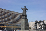 Памятник Ленину по-прежнему стоит около гостиницы