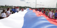 100-метровый триколор растянули на Стрелке в Нижнем Новгороде в честь Дня России - Сетевое издание Живем в Нижнем