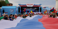 Участники «Парада регионов» пронесли 100-метровый триколор по Большой Покровской - Сетевое издание Живем в Нижнем
