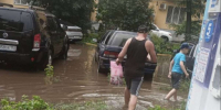 Жильцы дома на улице Витебской второй год жалуются на затопленный двор - НИА Нижний Новгород