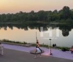 Танцующая на шесте на Гребном канале девушка возмутила нижегородцев - фото 1