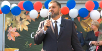 Глава Дзержинска Михаил Клинков посетил торжественную линейку в школе №25 - фото 1 - vGorodeN.Ru