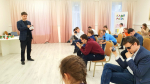 Незрячие люди соревнуются в умении пользоваться смартфоном, не глядя на экран