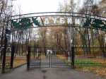 Ощущение заброшенности возникает сразу после входа в парк «Дубки»