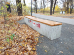 Лавочки и урны в парке пора менять