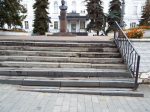 У филфака ННГУ поставили пандус, но инвалидам до него не добраться