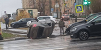 Машина снесла светофорный столб и перевернулась на Ванеева - НИА Нижний Новгород
