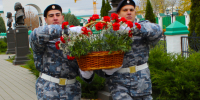 Судебные приставы возложили цветы к памятнику императору Александру II - УФССП Нижегородской области
