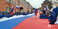 100-метровый флаг России растянули на Ивановском спуске в Нижнем Новгороде - фото 1 - vGorodeN.Ru
