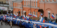 Нижегородцы развернули у стен кремля 100-метровый российский триколор - НИА Нижний Новгород