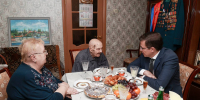 Юрий Шалабаев поздравил 100-летнего ветерана Геннадия Луканова с Днём сотрудника ОВД - Время Н