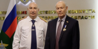 В Нижнем Новгороде руководитель следственного управления поздравил ветерана следственных органов с юбилеем и вручил ведомственную награду - СУ СК РФ