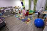 В детских комнатах есть игрушки, телевизор, кондиционер