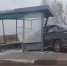 Легковушка влетела в автобусную остановку в Нижегородской области - фото 1 - vGorodeN.Ru