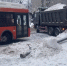Опора ЛЭП рухнула на пассажирский автобус в Нижнем Новгороде - фото 1 - vGorodeN.Ru