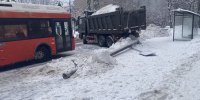 На нижегородский автобус упал столб, сбитый грузовиком: есть пострадавший - НИА Нижний Новгород