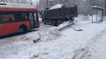 На нижегородский автобус упал столб, сбитый грузовиком: есть пострадавший