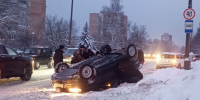 Легковушка перевернулась, наехав на сугроб в Сарове - фото 1 - vGorodeN.Ru