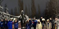 Активисты «Молодой Гвардии» провели акцию по возложению цветов к мемориалу в Парке Победы, приуроченную ко Дню разгрома советскими войсками немецко-фашистских войск в Сталинградской битве. - Время Н