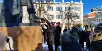 Никита Авралев принял участие в возложении цветов к памятнику Николаю Добролюбову - Время Н