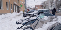 Рухнувшая снежная масса искорёжила несколько машин в Нижнем Новгороде - Открытый Нижний