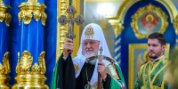 31 июля. Святейший Патриарх Кирилл благословляет молящихся крестом после Божественной литургии в Успенском соборе Саровской пустыни (фото Александра Чурбанова) - Нижегородская епархия