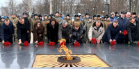 Более 300 нижегородцев возложили цветы к Вечному огню - НТА-Приволжье