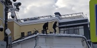 Специалисты ГЖИ заметили на крыше дома на Большой Покровской рабочих без страховки - Время Н