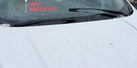 На проспекте Гагарина глыба снега с надземного перехода обрушилась на авто - Открытый Нижний