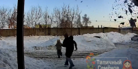 Ледяная глыба едва не упала на девочек во дворе дома в Семенове   - НИА Нижний Новгород