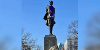 Памятник Горькому в Нижнем Новгороде украсили шарфом ХК Торпедо - НИА Нижний Новгород