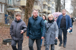 Дороги, пешеходные зоны и остановки общественного транспорта моют с шампунем в Советском районе