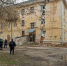 Полицейские дежурят у треснувшей трехэтажки в Балахне: фото с места событий - фото 1 - vGorodeN.Ru