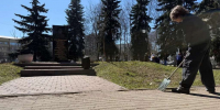 Более 30 автозаводцев приняли участие в патриотическом субботнике у обелиска Героя Великой Отечественной войны А. И. Поющева - Газета День города. Нижний Новгород